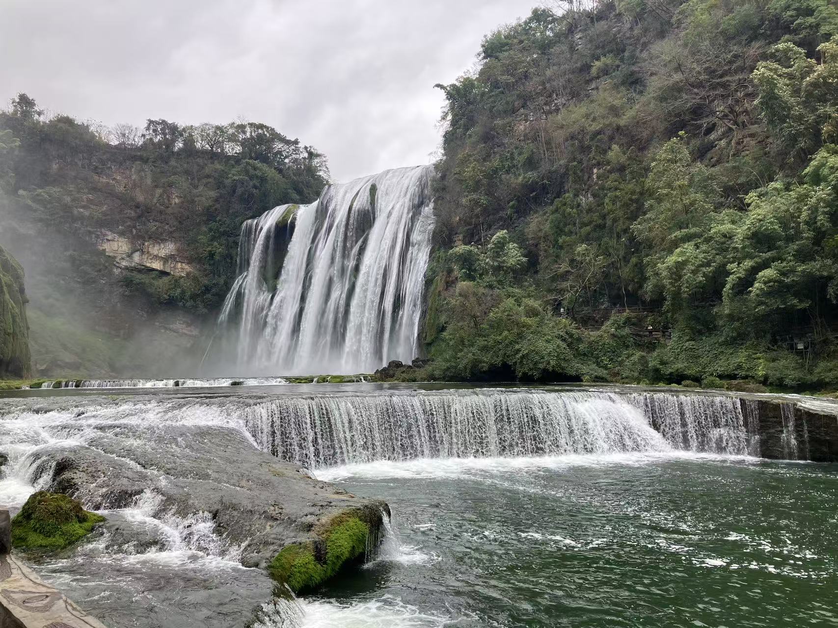 눈앞에서 마주한 거대한 폭포